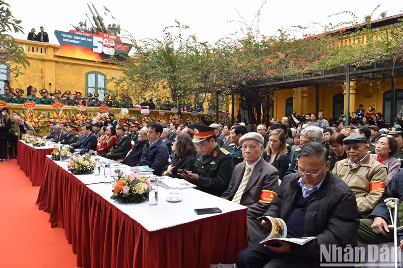 Combatientes y compatriotas visitan la exhibición.