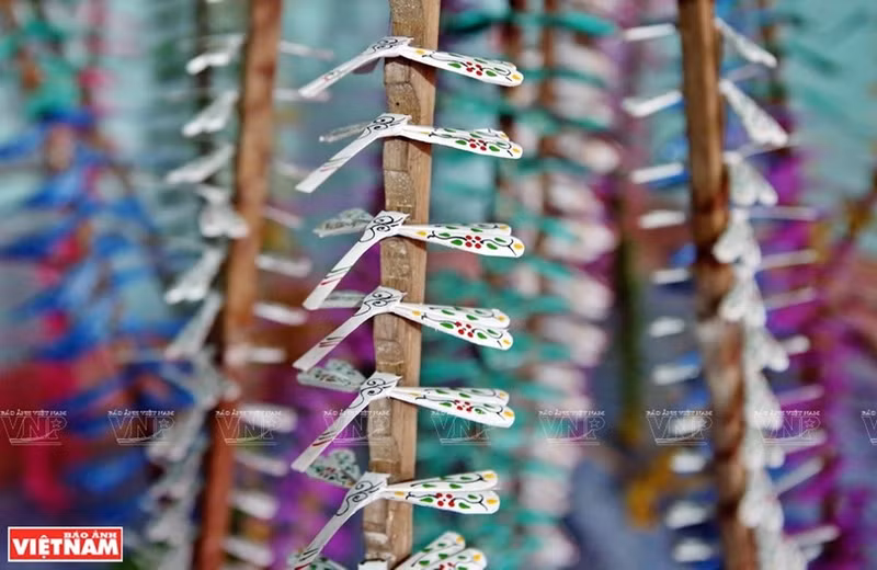 Para completar las libélulas de bambú, los trabajadores pasan por muchas etapas diferentes: crear el cuerpo, la cola, el pico y sus alas, afilando su cabeza y ensamblándola en una libélula de madera. (Foto: Revista Vietnam) 