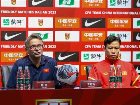 El entrenador Troussier y el capitán Que Ngoc Hai en la rueda de prensa. (Foto: VNA)