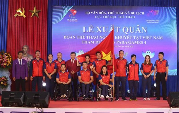 El viceministro de Cultura, Deportes y Turismo, Hoang Dao Cuong, se toma una fotografía con representantes de la delegación vietnamita. (Fotografía: VNA)