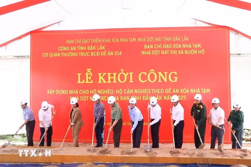 Acto para dar inicio a la construcción de la vivienda para la familia de Y Than Ksor en la aldea de Kmien, comuna de Ea Drong, municipio de Buon Ho. (Foto: VNA)