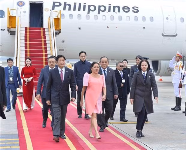 El presidente de Filipinas, Ferdinand Romualdez Marcos Jr. (primera persona desde la izquierda, primera fila), en el aeropuerto de Noi Bai, Hanói. (Foto: VNA)