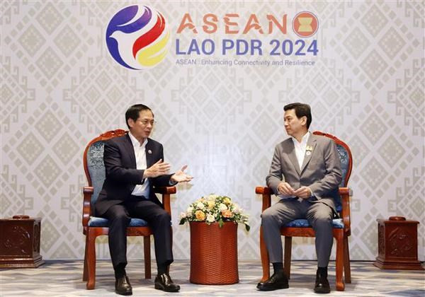 El ministro de Relaciones Exteriores de Vietnam, Bui Thanh Son, sostiene encuentro con el viceprimer ministro y canciller tailandés Parnpree Bahiddha-Nukara. (Foto: VNA)