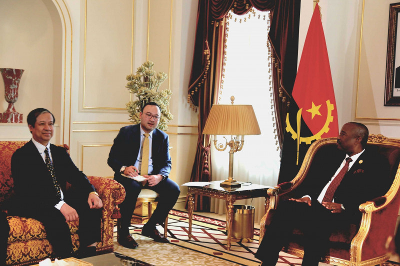 El ministro de Educación y Formación de Vietnam, Nguyen Kim Son, realiza una visita de cortesía a Américo António Cuononoca, vicepresidente permanente de la Asamblea Nacional de Angola. (Foto: cand.com.vn)