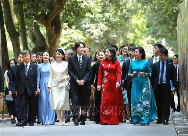 Los delegados visitan el sitio de reliquias dedicado al Presidente Ho Chi Minh. (Foto: VNA) Los delegados visitan el sitio de reliquias dedicado al Presidente Ho Chi Minh. (Foto: VNA)