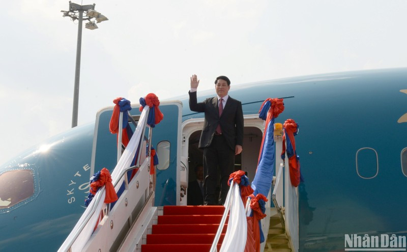 El presidente de Vietnam, Luong Cuong, llega al Aeropuerto Internacional de Wattay, en Vientián. (Foto: VNA)