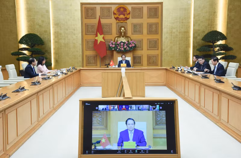 El primer ministro Pham Minh Chinh interviene en el evento.