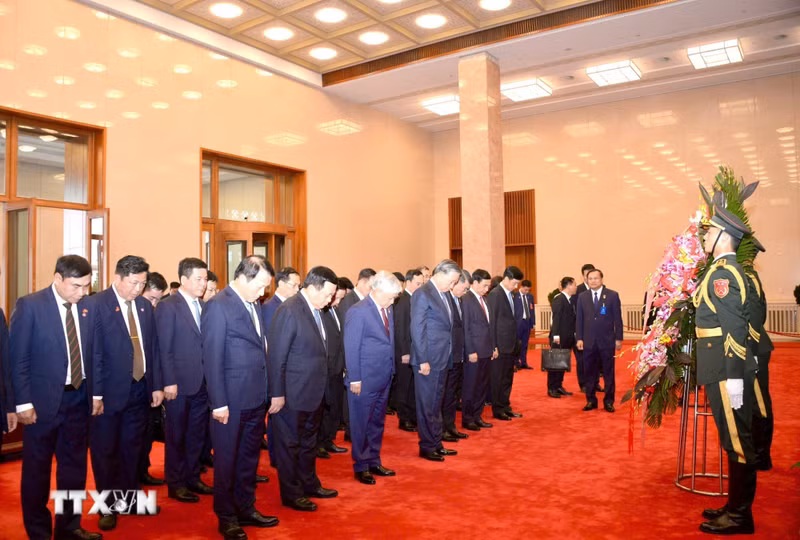 To Lam y los delegados rinden homenaje al presidente Mao Zedong (Foto: VNA)