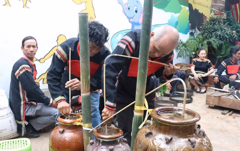 Las tinajas atadas llenas de aguardiente están listas para la ceremonia, después de la cual se puede beber con pajas de bambú. (Foto: VNA)