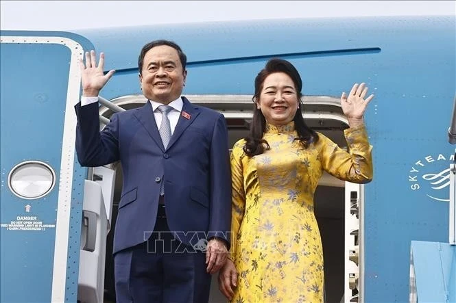 El presidente de la Asamblea Nacional de Vietnam, Tran Thanh Man, y su esposa parten de Hanói para asistir la 150ª Asamblea de UIP y visitar Uzbekistán y Armenia. (Foto: VNA)