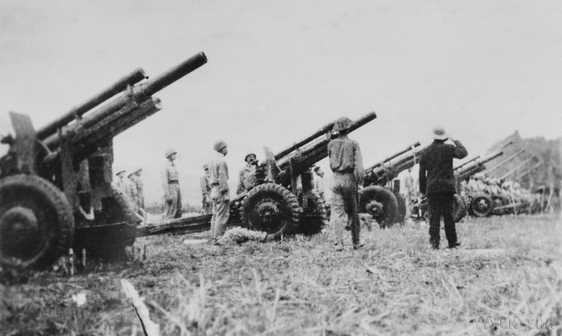 El general Vo Nguyen Giap inspecciona las unidades que pelean en la Campaña de Dien Bien Phu en el frente (Foto: VNA).