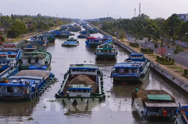 Medios de transporte acuático en el canal Xa No, en provincia de Hau Giang. (Foto: VNA)