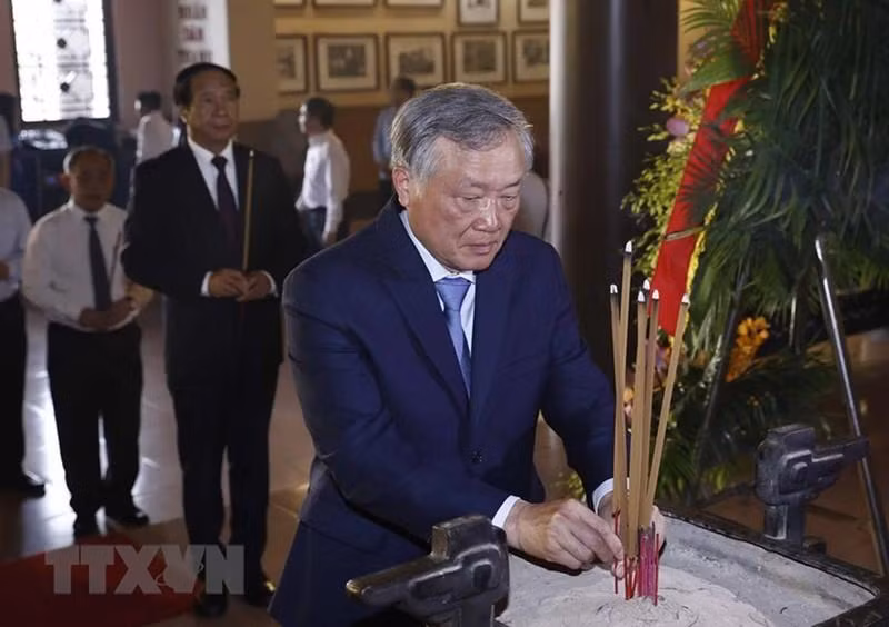 El presidente del Tribunal Popular Supremo, Nguyen Hoa Binh, ofrece incienso en la zona cultural dedicada al tío Ho. (Foto: Thong Nhat/VNA)