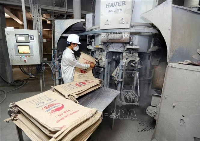 Línea de producción de cemento en la empresaThang Long, con inversión de Indonesia en la provincia vietnamita de Quang Ninh. (Foto: VNA)