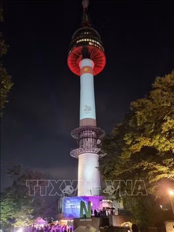 La bandera nacional de Vietnam transmitida en la Torre de Namsan. (Foto: VNA)