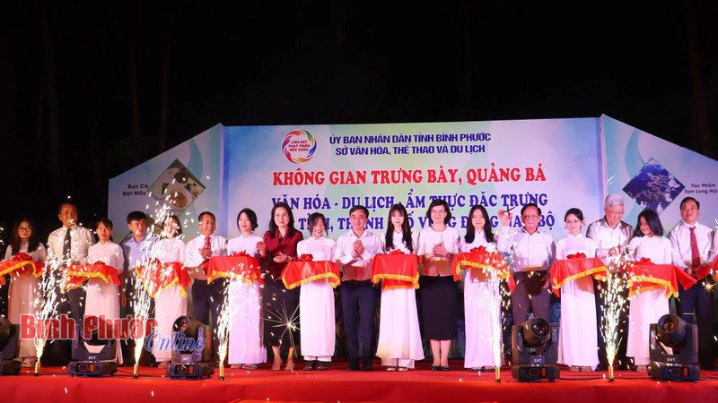 En la inauguración del evento. (Foto: baobinhphuoc.com.vn)