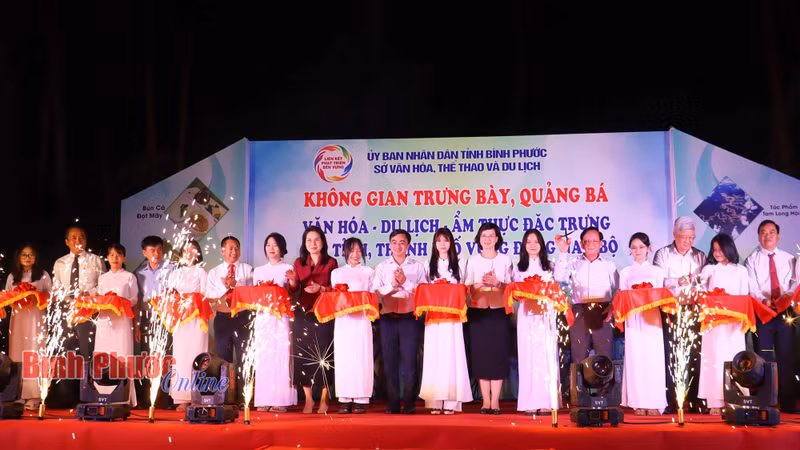 En la inauguración del evento. (Foto: baobinhphuoc.com.vn)