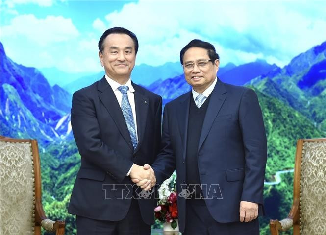 El primer ministro de Vietnam, Pham Minh Chinh, recibe a Muraoka Tsugumasa, gobernador de la prefectura japonesa de Yamaguchi. (Foto: VNA)