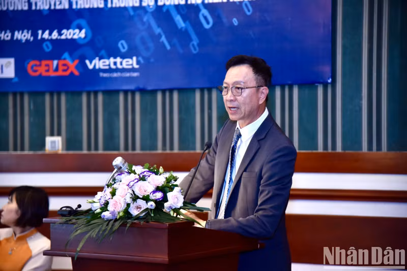 El profesor asociado y doctor Terapatt Vannaruemol, de la Universidad Chaing Mai de Tailandia, presenta un documento sobre el desarrollo del mercado de medios en la floreciente economía digital.