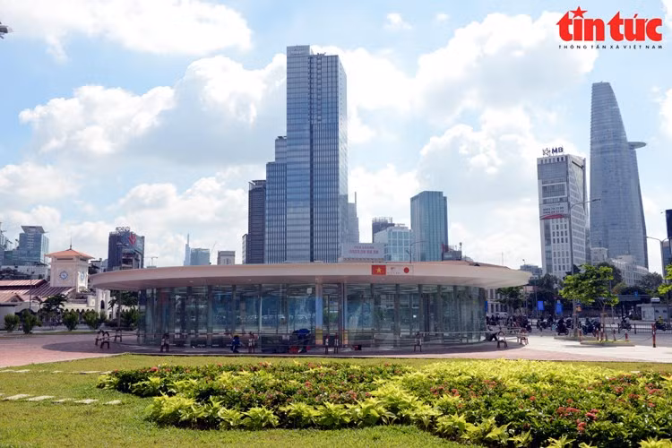 A siete años de su construcción, la estación subterránea Ben Thanh del metro 1 (Ben Thanh - Suoi Tien) está prácticamente terminada. Se trata de la estación central del metro Ben Thanh - Suoi Tien, que en el futuro estará conectada con otros tramos de metro. (Foto: VNA)