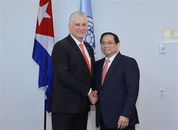 El primer ministro de Vietnam, Pham Minh Chinh (en la derecha), y el primer secretario del Comité Central del Partido Comunista y presidente de Cuba, Miguel Mario Díaz-Canel Bermúdez. (Foto: VNA)