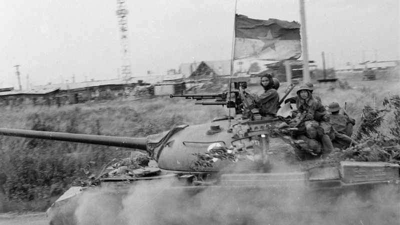 Las fuerzas de liberación controlaron el Centro de Instrucción de Blindados del ejército títere en la base de Nuoc Trong (Bien Hoa). A comienzos de abril de 1975, los cuerpos principales de nuestras unidades regulares convergieron sobre Saigón desde múltiples ejes, aplicaron una potencia de combate abrumadora y desarticularon por completo el cinturón defensivo exterior del enemigo. (Foto: VNA)