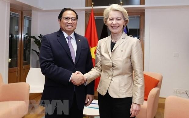 El primer ministro de Vietnam, Pham Minh Chinh, y la presidenta de la Comisión Europea, Ursula von der Leyen. (Fotografía: VNA)