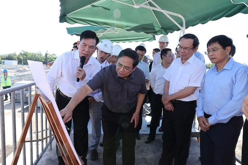 Minh Chinh examina la planta de tratamiento de aguas residuales Binh Hung. (Fotografía: VNA)