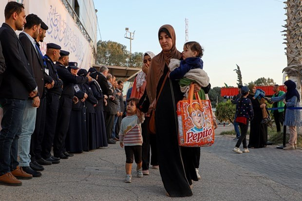 Las personas evacuadas de Sudán llegan al cruce fronterizo de Rafah en el sur de la Franja de Gaza, el 28 de abril de 2023. (Fuente: Xinhua/VNA)