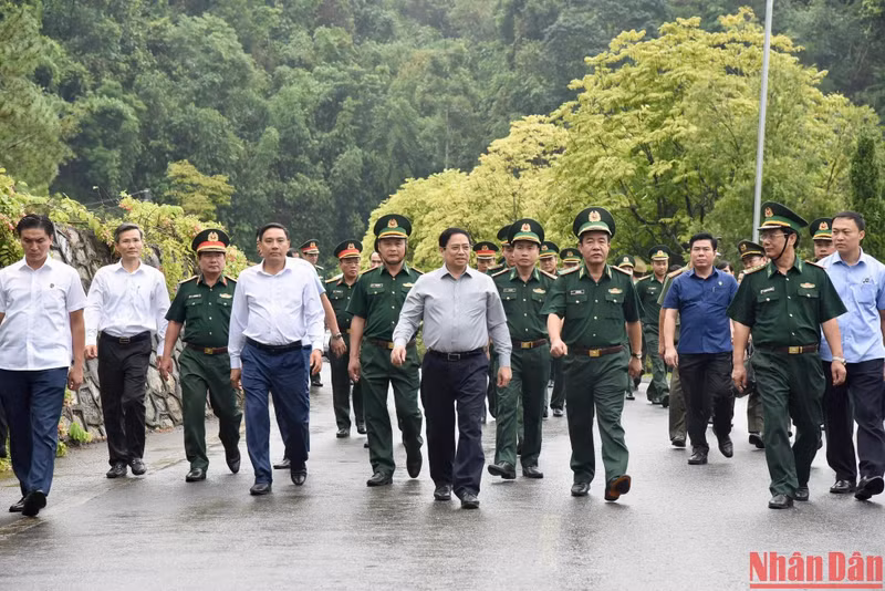 El primer ministro visita la Guardia Fronteriza de Lao Cai.