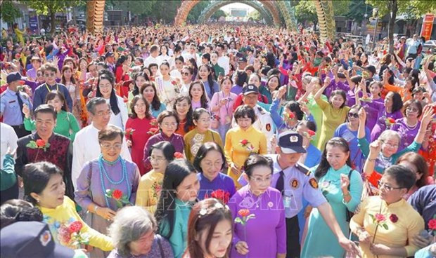 Programa de actuaciones de Ao dai con la participación de más de cinco mil personas. (Fotografía: VNA)