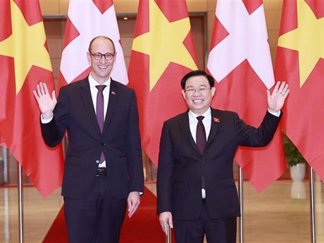 El presidente de la Asamblea Nacional (Parlamento) de Vietnam, Vuong Dinh Hue, sostuvo en Hanói conversaciones con el titular del Consejo Nacional (Cámara Baja) de Suiza, Martin Candinas. (Foto: VNA)