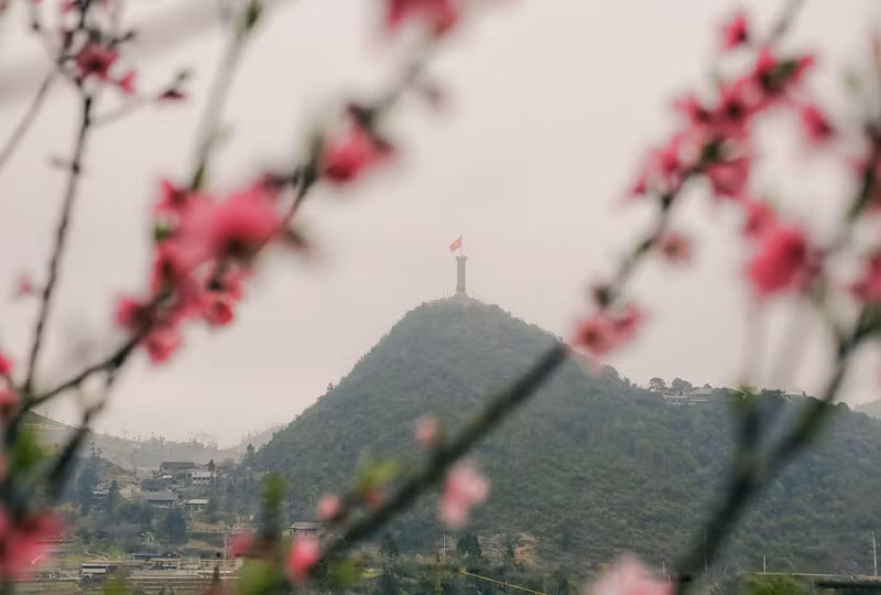 El asta de la bandera de Lung Cu visto desde el pueblo de Lo Lo Chai.