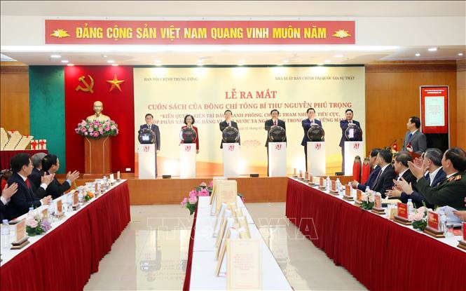 La ceremonia de la publicación del libro del secretario general del PCV, Nguyen Phu Trong. (Fotografía: VNA)