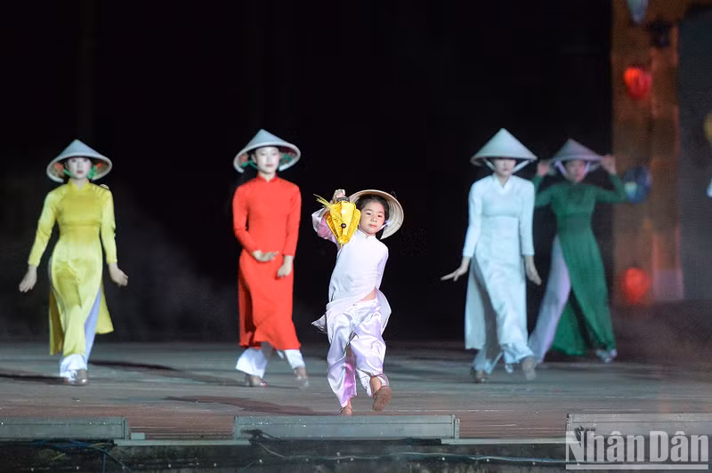 Los jóvenes de Hoi An seguirán difundiendo la imagen del ao dai para las generaciones venideras.