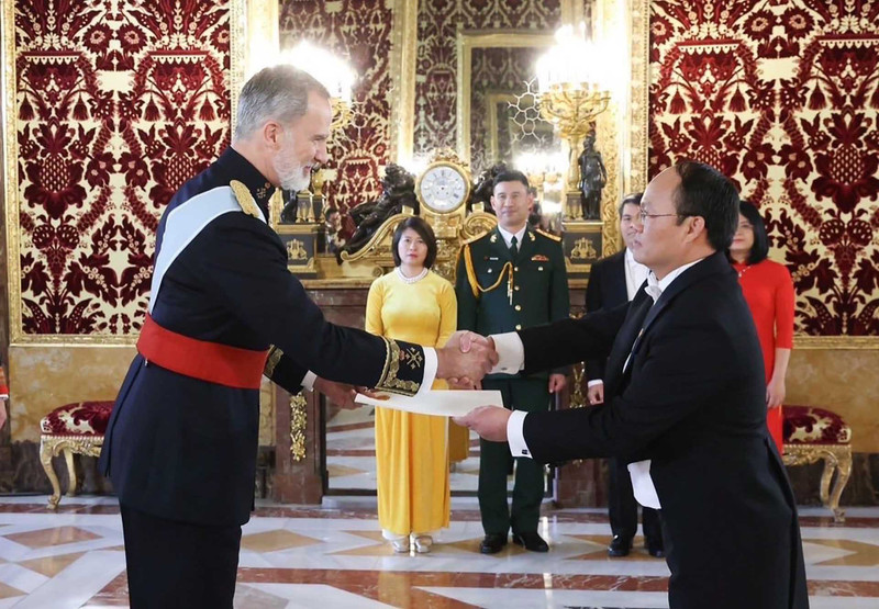 El embajador de Vietnam en España, Doan Thanh Song, presenta sus cartas credenciales al Rey de España, Felipe VI. (Foto: baoquocte.vn)