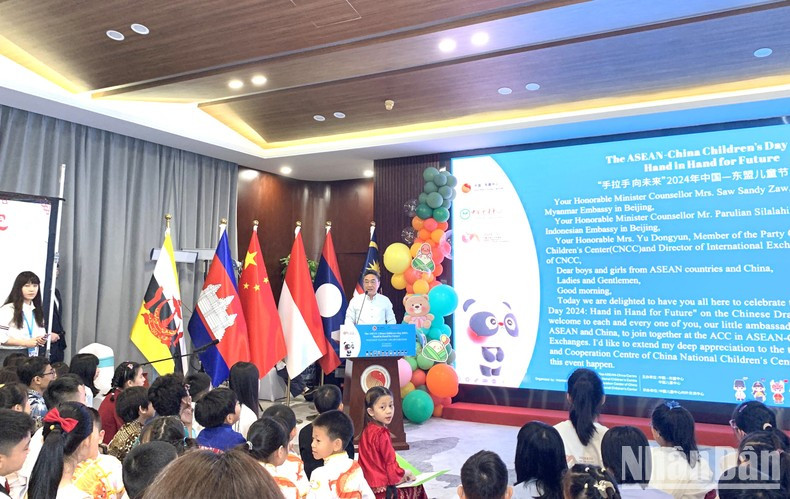 Shi Zhongjun, secretario general del Centro Asean-China, habla en el evento. 