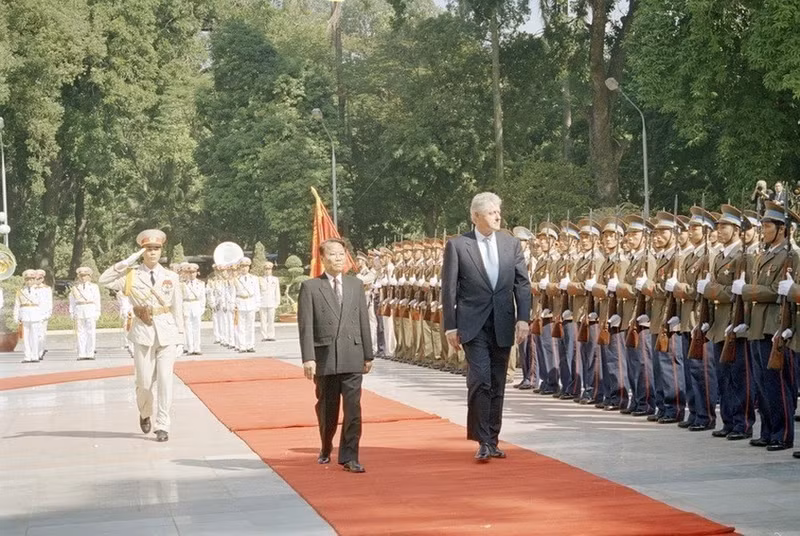 El presidente Tran Duc Luong encabeza la ceremonia de bienvenida a su homólogo estadounidense, Bill Clinton, durante la visita oficial del último a Vietnam del 16 al 19 de noviembre de 2000. (Foto: VNA)