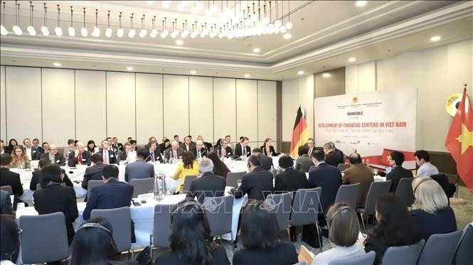 Panorama del coloquio sobre el desarrollo de centros financieros en Vietnam. (Foto: VNA)