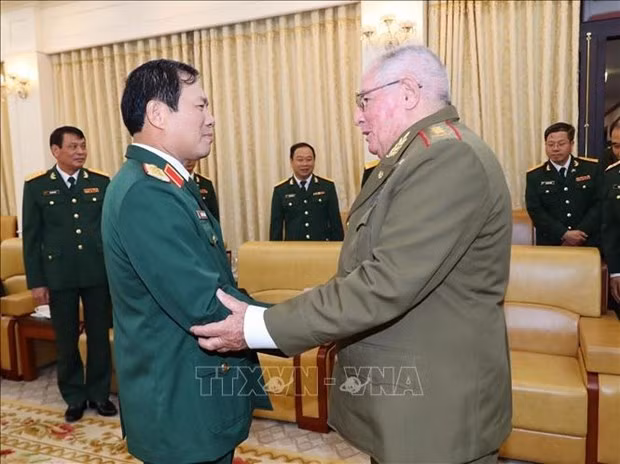El teniente general Nguyen Tan Cuong (izquieda), jefe del Estado Mayor General del Ejército Popular y viceministro de Defensa de Vietnam, saluda al jefe castrense cubano. (Foto: VNA)