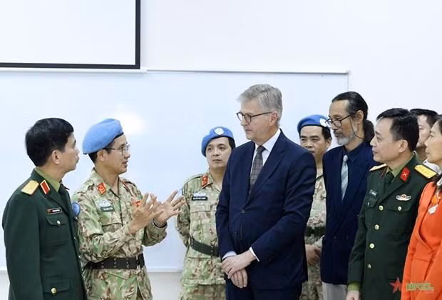 El secretario general adjunto de Operaciones de Paz de la ONU, Jean-Pierre Lacroix, visita el Departamento de Mantenimiento de la Paz de Vietnam. (Fotografía:VNA) El secretario general adjunto de Operaciones de Paz de la ONU, Jean-Pierre Lacroix, visita el Departamento de Mantenimiento de la Paz de Vietnam. (Fotografía:VNA)