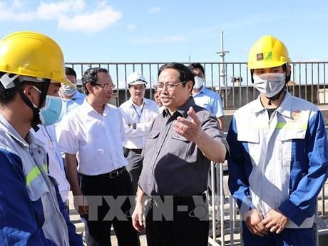 Primer ministro examina proyectos de infraestructura en Ciudad Ho Chi Minh. (Fotografía: VNA)