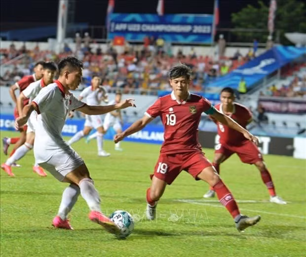 Una disputa de balón entre los jugadores de Vietnam e Indonesia. (Fuente: VNA) Una disputa de balón entre los jugadores de Vietnam e Indonesia. (Fuente: VNA)