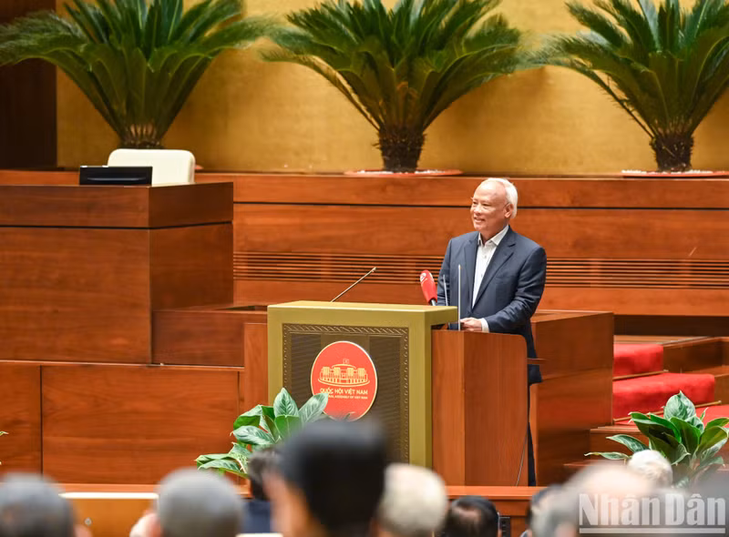 El ex vicepresidente de la ANV, Uong Chu Luu, habla en la reunión.