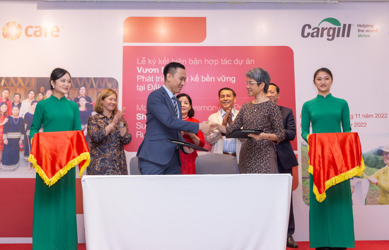 Representantes de Cargill y CARE International firman un Memorando de Entendimiento para 'She Thrives'. (Fotografía: VNA)
