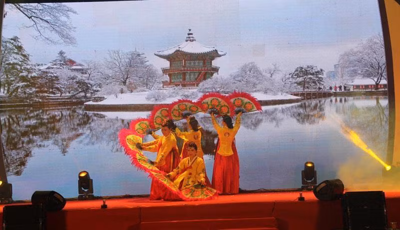 Representación de arte tradicional surcoreano en el Festival Vietnam-Corea en Da Nang en septiembre de 2022.