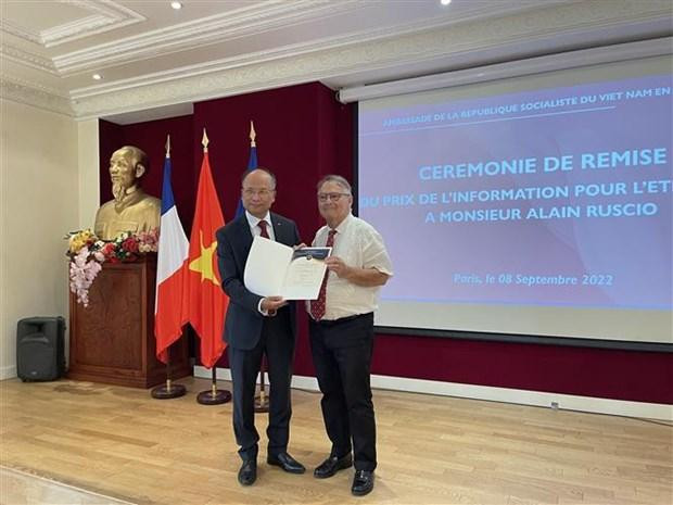 Acto de entrega del reconocimiento. (Fotografía: VNA)