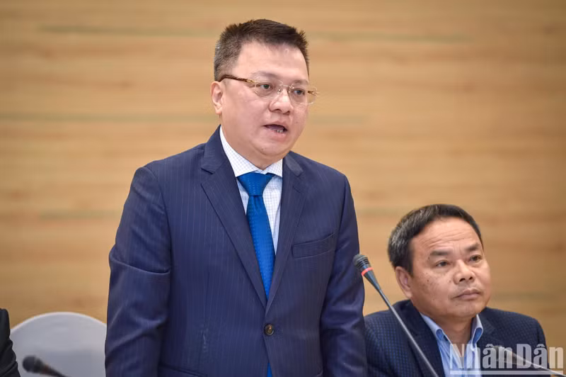 El presidente-editor del Nhan Dan, Le Quoc Minh, habla en la cita.