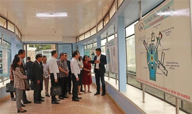Los delegados visitan el reactor nuclear en el Instituto de Investigación Nuclear en la ciudad de Da Lat, de la provincia de Lam Dong. (Foto: VNA) 