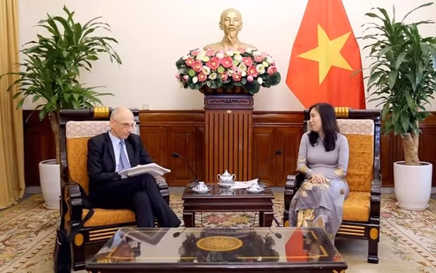 La viceministra de Relaciones Exteriores, Le Thi Thu Hang, conversa con el embajador de Croacia en Malasia y concurrente en Vietnam, Ivan Velimir Starcevic. (Foto: Cancillería)